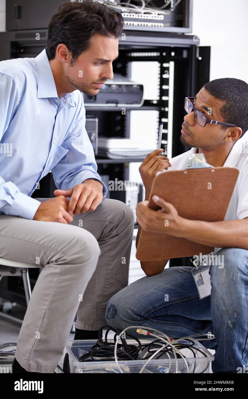 ES weiß es am besten. Ein junger IT-Spezialist, der bereit ist, einen Server zu reparieren. Stockfoto