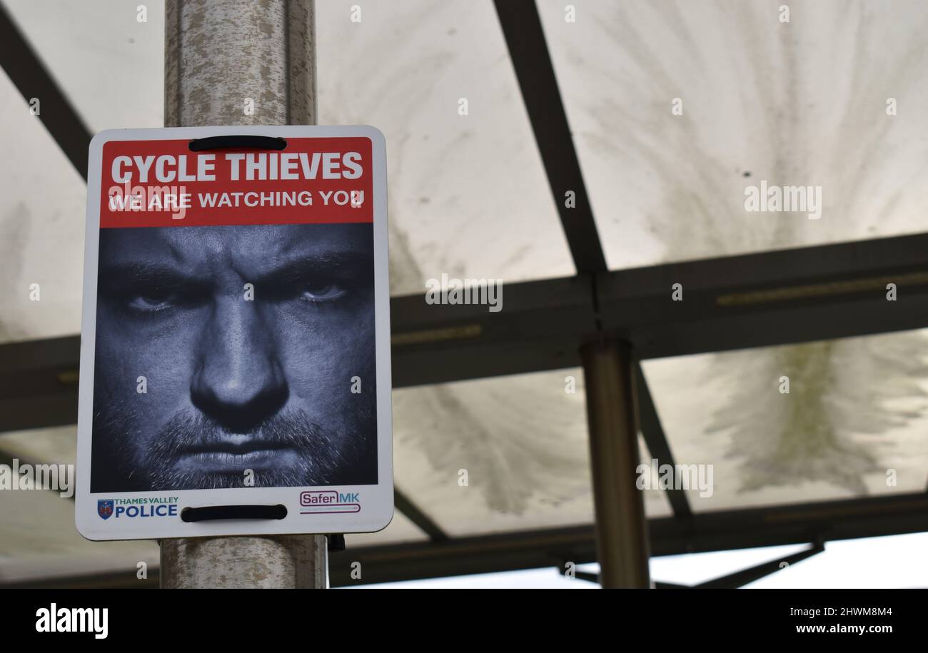 „Fahrraddiebe, die wir beobachten“ - ein Schild am Station Square, Milton Keynes. Stockfoto