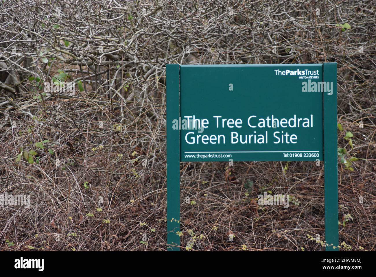 Schild für die Green Burial Site an der Tree Cathedral, Milton Keynes. Stockfoto