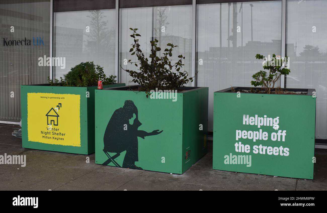 Poster an der Milton Keynes Station für das Winter Night Shelter. Stockfoto