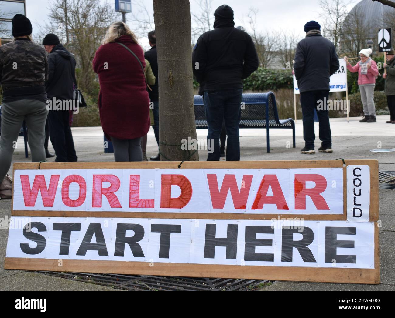 Plakat auf der Demonstration auf dem City Square, Milton Keynes: 'Der Weltkrieg könnte hier beginnen'. Stockfoto