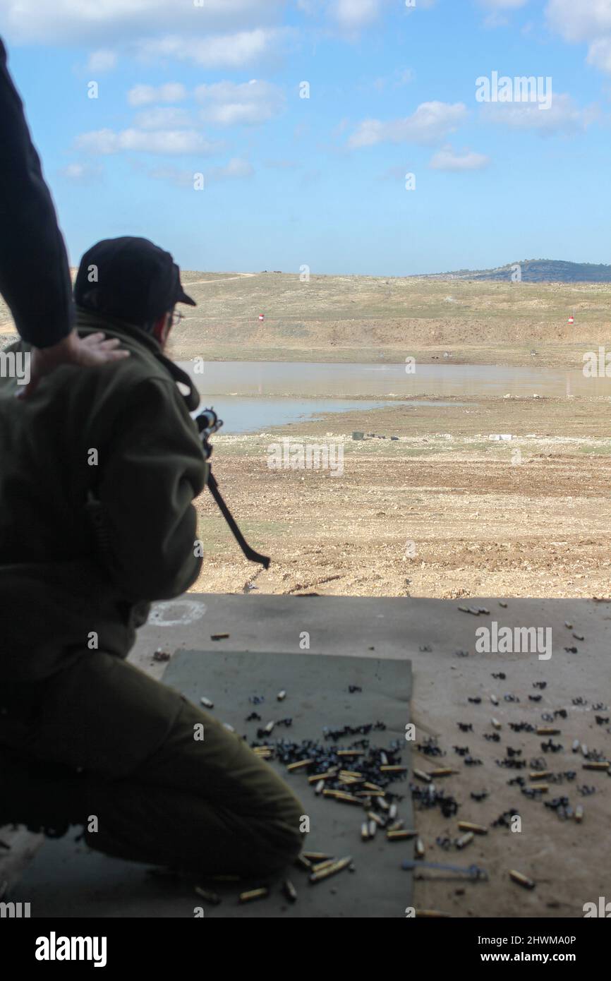 Ein Soldat feuert ein Maschinengewehr hohe Qualität Stockfoto