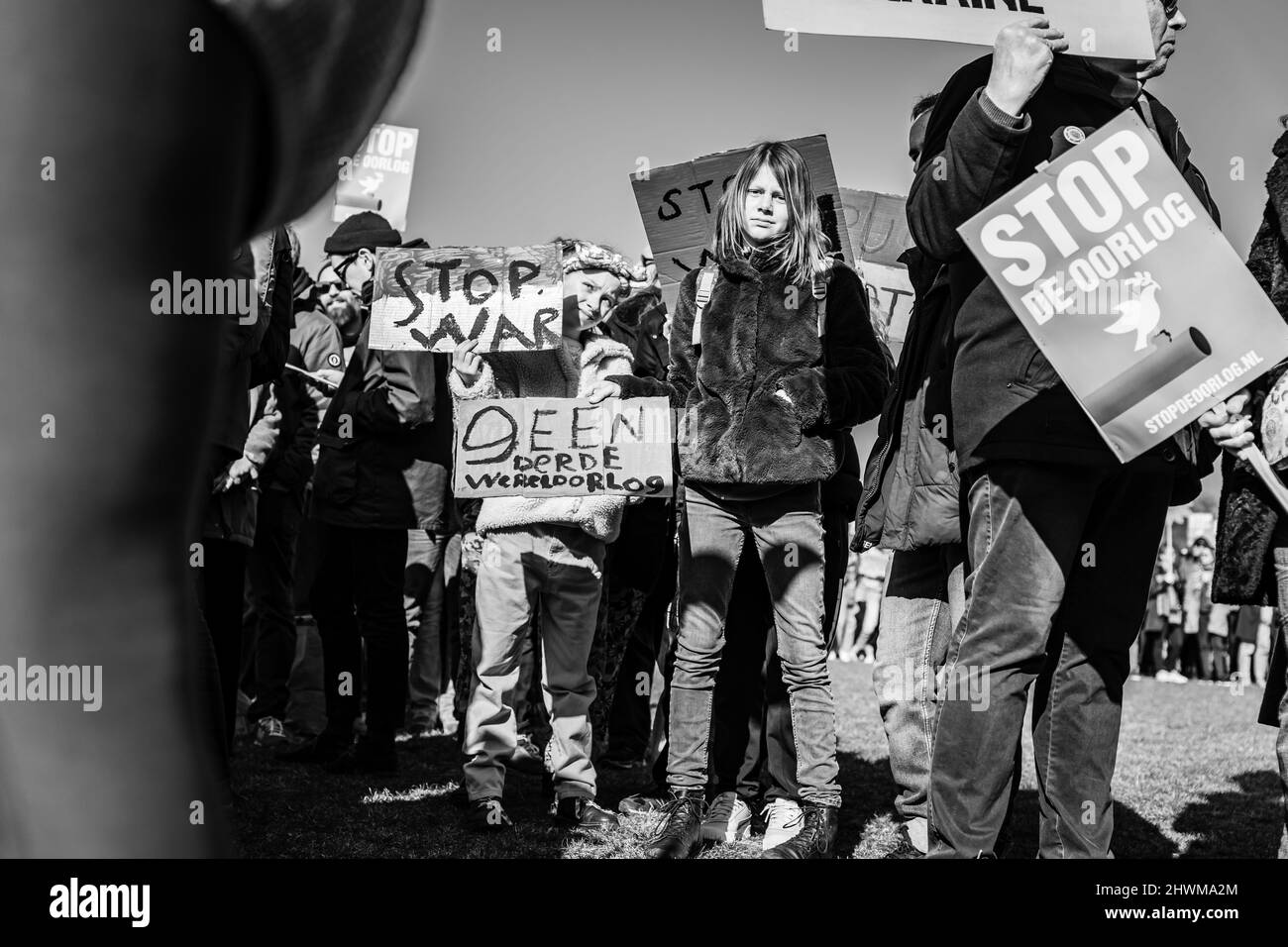 Den Haag in den Niederlanden - 5. März 2022: Menschen demonstrieren gegen den Krieg in der Ukraine Stockfoto