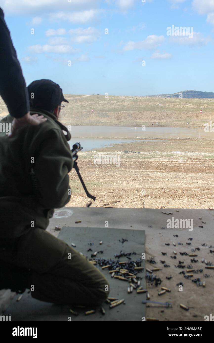 Ein Soldat feuert ein Maschinengewehr hohe Qualität Stockfoto