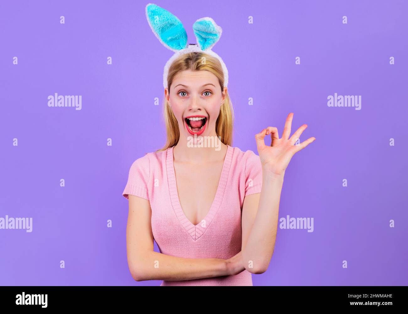 Frohe ostern Mädchen zeigt Zeichen okay. Lächelnde Frau in Bunny-Ohren mit ok-Geste. Frühlingsferien. Stockfoto