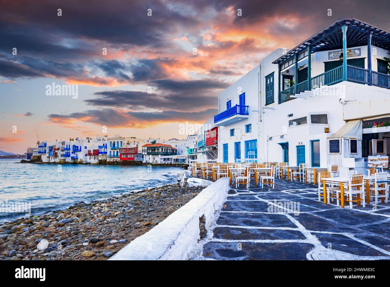 Mykonos, Griechenland. Sonnenaufgang kleine venezianische Häuser, Kykladen Griechische Inseln berühmte Reiselandschaft. Stockfoto