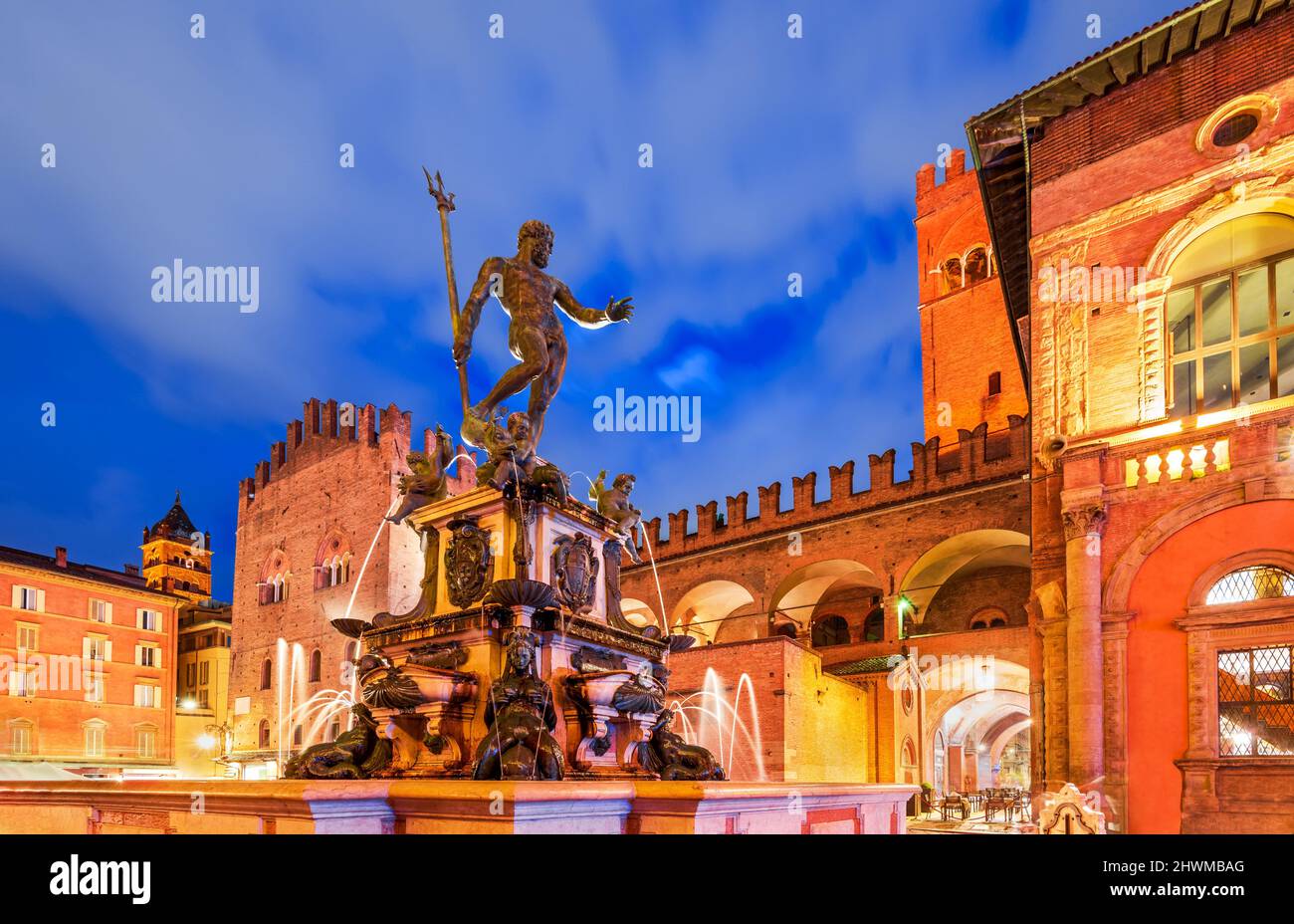 Bologna, Italien. Fontana del Nettuno, Palazzo Re Enzo auf der Piazza Maggiore, Wahrzeichen Italiens in der historischen Provinz Emilia-Romagna. Stockfoto