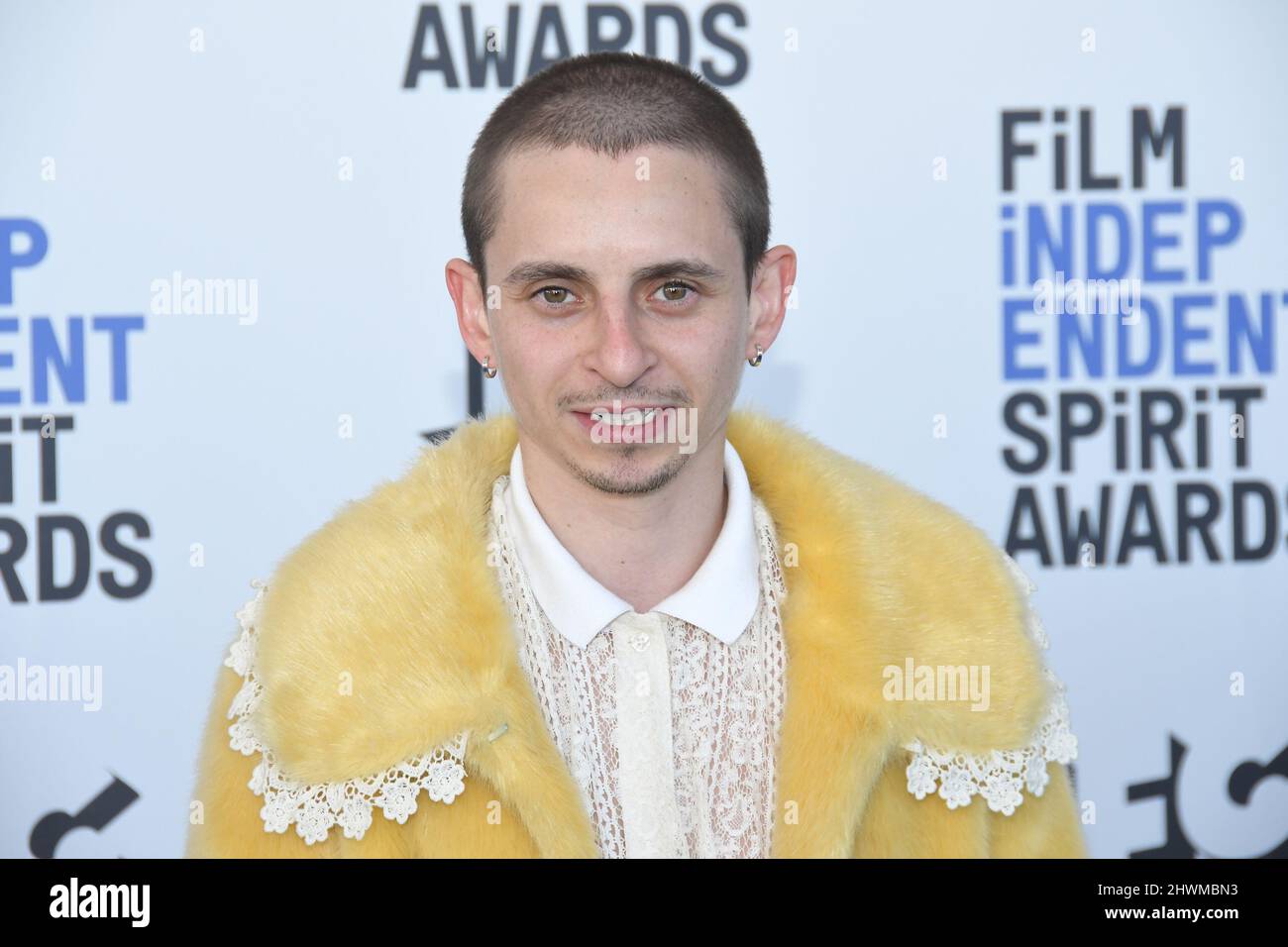 Los Angeles, USA. 06. März 2022. Moises Arias kommt bei den Film Independent Spirit Awards 2022 an, die am Sonntag, dem 6. März 2022, am Santa Monica Beach in Santa Monica, CA, verliehen wurden. (Foto: Sthanlee B. Mirador/Sipa USA) Quelle: SIPA USA/Alamy Live News Stockfoto