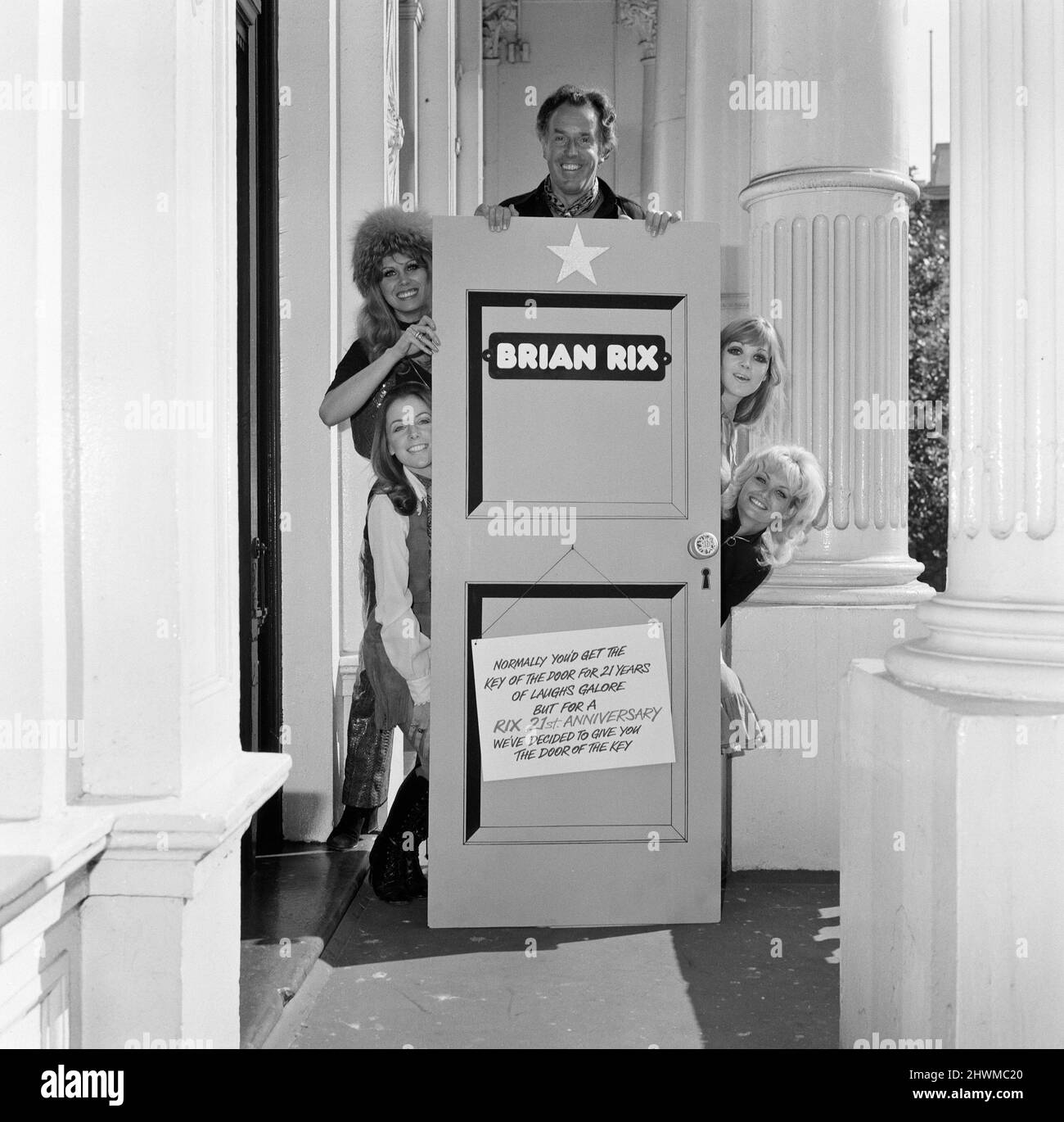Brian Rix feiert 21 Jahre Farce, denn es war nicht sein Datum im Jahr 1950, dass sein Stück 'Reluctant Heroes' in London eröffnet wurde. Heute probt er für seine nächste Show 'Don't Just Lie There, Say Something!' Das am 15.. September im Garrick Theatre eröffnet wird. Als er heute ankam, überreichten ihm vier der Mädchen in der Show eine riesige Geburtstagskarte in Form einer Tür. L-R Deborah Grant, Joanna Lumley, Brian Rix, Donna Reading und Nina Thomas.12.. September 1971. Stockfoto