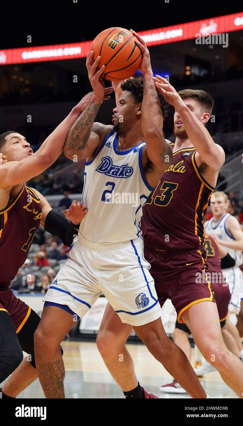 St. Louis, Usa. 06. März 2022. Drake Bulldogs Tremell Murphy (2) wird am Sonntag, den 6. März 2022, von den Loyola Ramblers-Verteidigern Lucas Williamson (L) und Ryan Schwieger in der ersten Hälfte des Missouri Valley Conference Tournament Championship Game im Enterprise Center in St. Louis gefesselt. Foto von Bill Greenblatt/UPI Credit: UPI/Alamy Live News Stockfoto