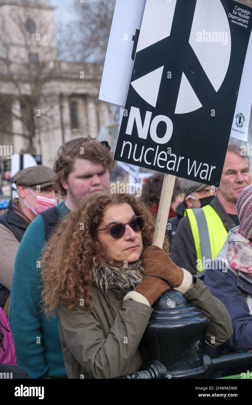 London, Großbritannien. 6. März 2022. Die Redner auf einer Kundgebung von Stop the war & CND auf dem Trafalgar Square fordern einen sofortigen Waffenstillstand in der Ukraine und den Abzug aller russischen Truppen. Sie warnen davor, dass ein Atomkrieg für alle katastrophal wäre, Und rief zu einem Ende der 30 Jahre Provokation durch die USA und die NATO auf, in denen Großbritannien eine führende Rolle gespielt hat, indem es Krieg ansprach, die Demokratie anprangerte, militärische Unterstützung für die Nachbarländer Russlands einstellte und generell in keinem Krieg zur Förderung des Weltfriedens agierte. Peter Marshall/Alamy Live News Stockfoto