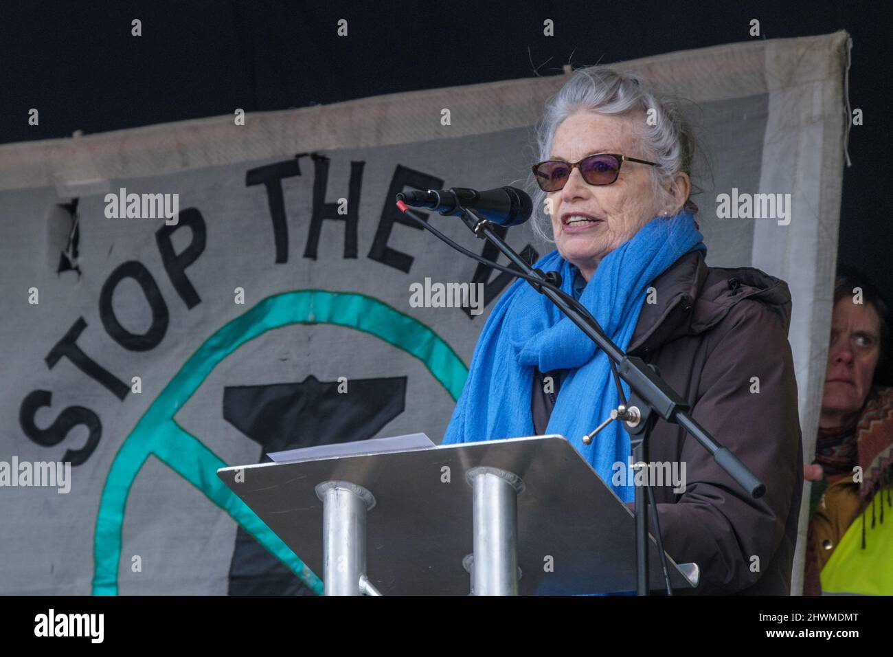 London, Großbritannien. 6. März 2022. Die Journalistin und Autorin Victoria Brittain spricht auf einer Kundgebung von Stop the war & CND auf dem Trafalgar Square, um einen sofortigen Waffenstillstand in der Ukraine und den Abzug aller russischen Truppen zu fordern. Die Redner warnten davor, dass ein Atomkrieg für alle katastrophal wäre, Und rief zu einem Ende der 30 Jahre Provokation durch die USA und die NATO auf, in denen Großbritannien eine führende Rolle gespielt hat, indem es Krieg ansprach, die Demokratie anprangerte, militärische Unterstützung für die Nachbarländer Russlands einstellte und generell in keinem Krieg zur Förderung des Weltfriedens agierte. Peter Marshall/Alamy Live News Stockfoto