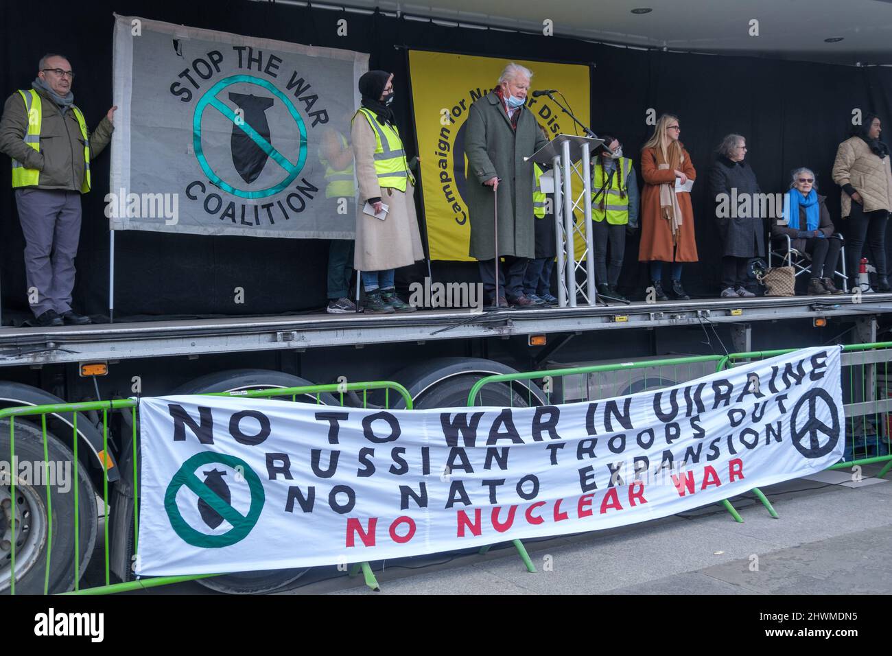 London, Großbritannien. 6. März 2022. Bruce Kent sprach bei einer Kundgebung von Stop the war & CND auf dem Trafalgar Square, um einen sofortigen Waffenstillstand in der Ukraine und den Abzug aller russischen Truppen zu fordern. Die Redner warnten davor, dass ein Atomkrieg für alle katastrophal wäre, Und rief zu einem Ende der 30 Jahre Provokation durch die USA und die NATO auf, in denen Großbritannien eine führende Rolle gespielt hat, indem es Krieg ansprach, die Demokratie anprangerte, militärische Unterstützung für die Nachbarländer Russlands einstellte und generell in keinem Krieg zur Förderung des Weltfriedens agierte. Peter Marshall/Alamy Live News Stockfoto