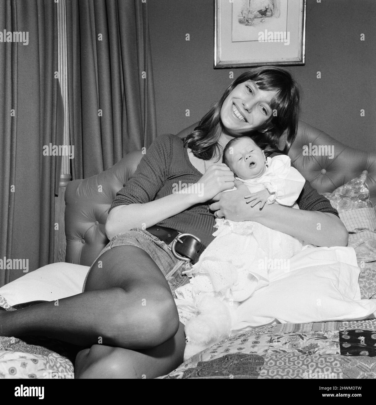 Jane Birkin, englische Schauspielerin mit Baby-Tochter Charlotte Lucy Gainsbourg, im Alter von 23 Tagen, fotografiert zusammen in ihrer Londoner Wohnung, Cheyne Row, Chelsea, London, Donnerstag, 12.. August 1971. Stockfoto