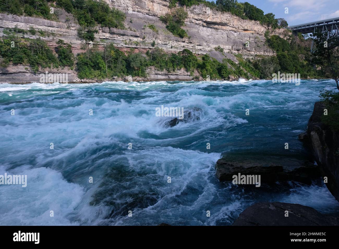 Aufnahme der Great Gorge von der Promenade des White Water Walk, Niagara Falls, Niagara, Ontario, Kanada. Stockfoto