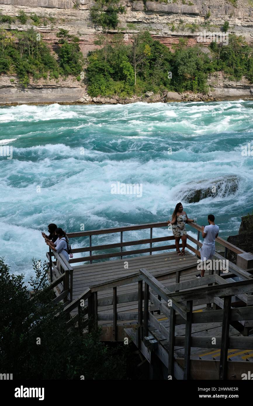 Touristen auf einem Aussichtspunkt der Promenade des White Water Walk, Great Gorge, Niagara Falls, Niagara, Ontario, Kanada. Stockfoto