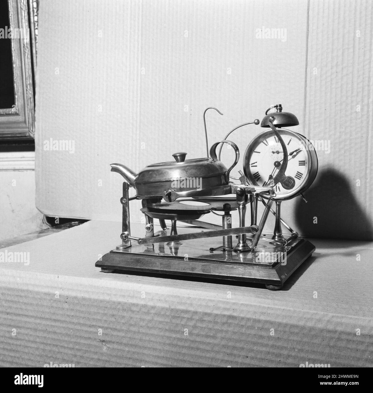 Uhr und Wasserkocher Tee Maker gezeigt auf der Fantasies and Follies Ausstellung in Brighton. Bild aufgenommen am 27.. April 1971 Stockfoto