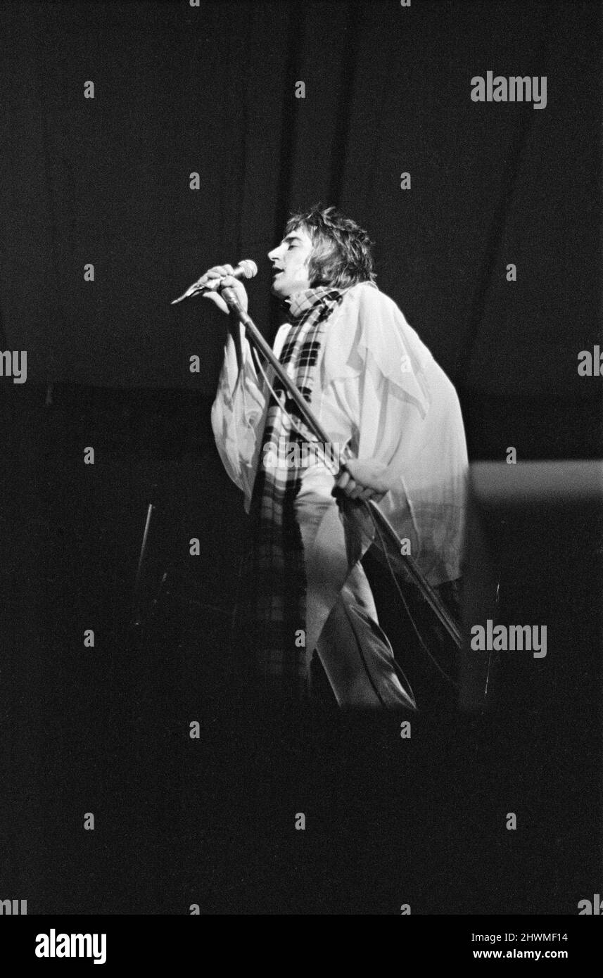 The Faces mit Rod Stewart treten am Samstag, dem 25.. August 1973, beim Reading Festival auf. Bild zeigt Sänger Rod Stewart das Festival wurde damals das dreizehnte National Jazz ,Blues and Rock Festival genannt und fand in der Richfield Avenue, Reading, in der Stadt, in der Stadt statt. Bild aufgenommen am Samstag, 25.. August 1973 Stockfoto