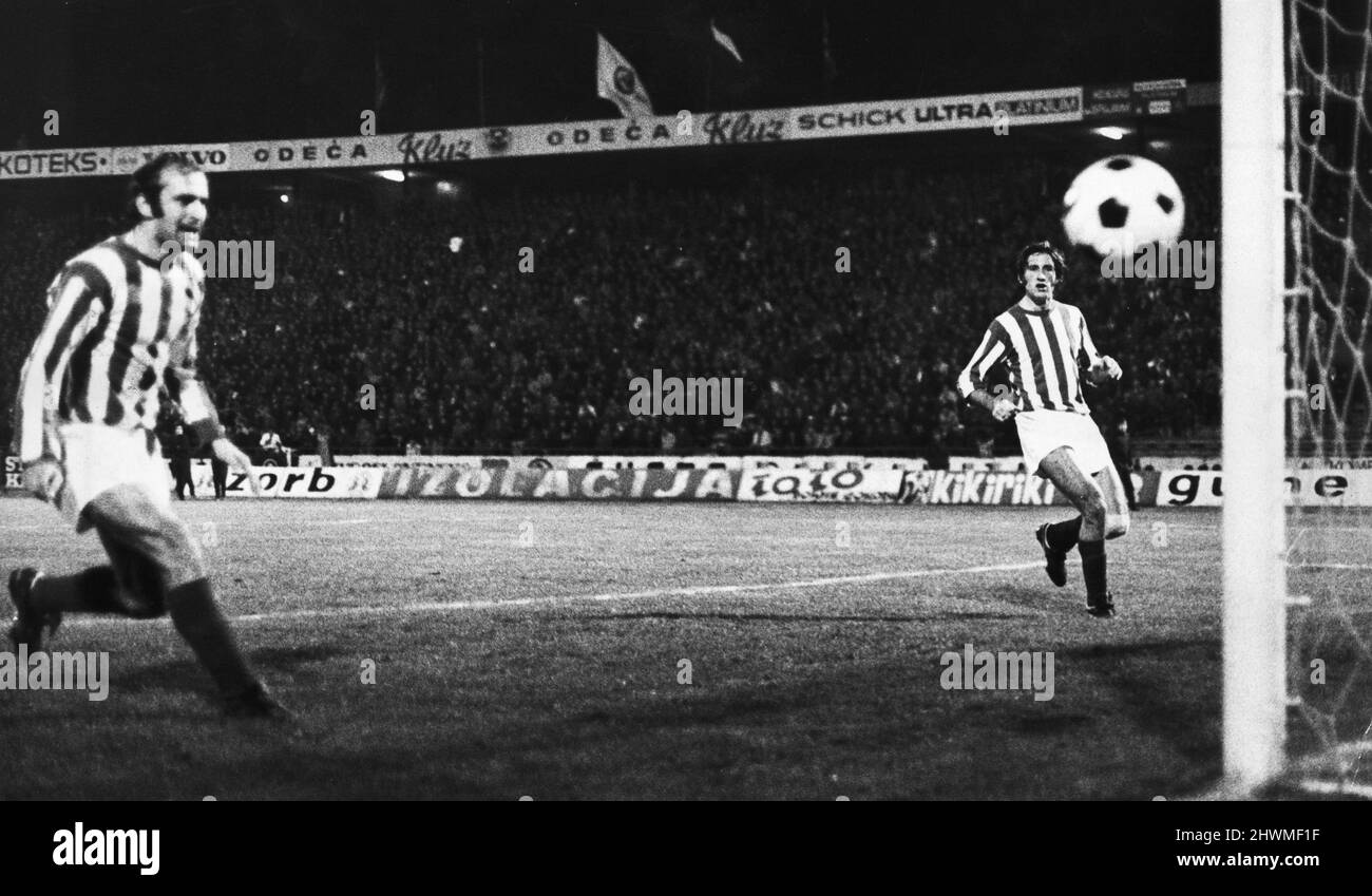 European Cup Second Round First Leg Match im Marakana Stadium, Belgrad, Jugoslawien. Red Star Belgrade 2 V Liverpool 1. Zwei Red Star-Verteidiger sehen hilflos zu, während diese Liverpool-Anstrengung kurz nach dem Posten geht. 24.. Oktober 1973. Stockfoto