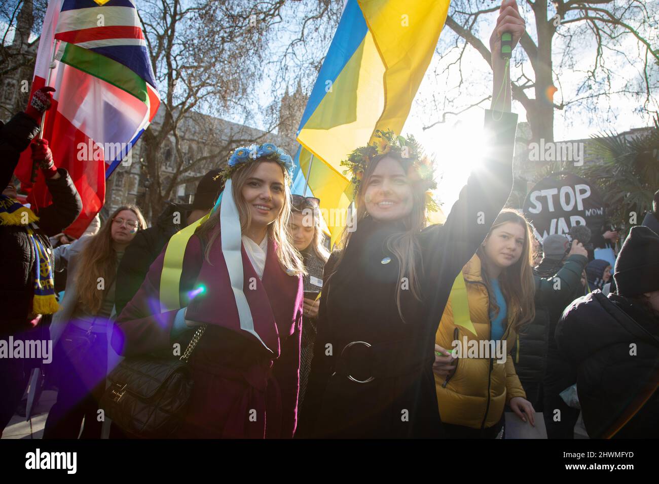 London, Großbritannien. 6.. März 2022. Auf dem Parliament Square haben sich Menschen versammelt, um gegen die russische Invasion in der Ukraine zu protestieren und ein Ende des Krieges zu fordern. Quelle: Kiki Streitberger/Alamy Live News Stockfoto