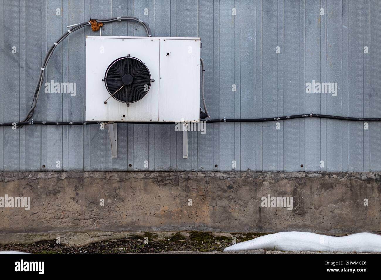Die Außeneinheit der Industrieklimaanlage ist an der Wand befestigt Stockfoto