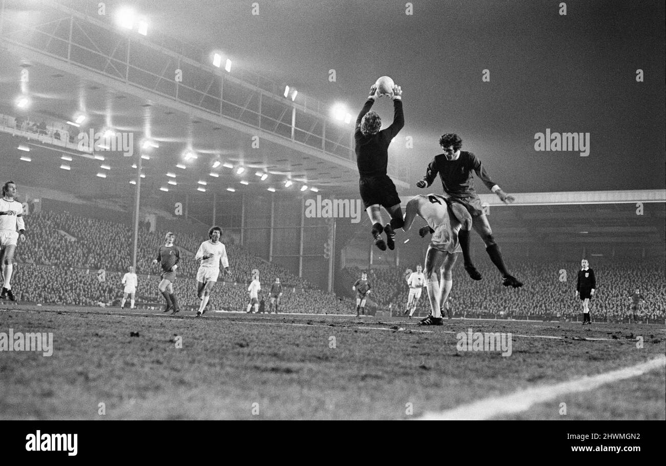 Liverpool 3-0 Bayern München, Inter-Cities Fairs Cup Viertelfinale 1. Leg Match in Anfield, Mittwoch, 10.. März 1971. Unser Bild Zeigt ... Unser Bild Zeigt ... Bayern-Torhüter Sepp Maier vereitelt John Toshack. Stockfoto