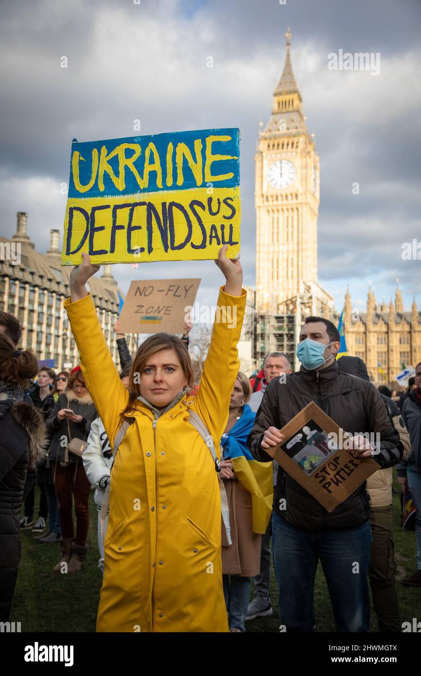 London, Großbritannien. 6.. März 2022. Auf dem Parliament Square haben sich Menschen versammelt, um gegen die russische Invasion in der Ukraine zu protestieren und ein Ende des Krieges zu fordern. Quelle: Kiki Streitberger/Alamy Live News Stockfoto