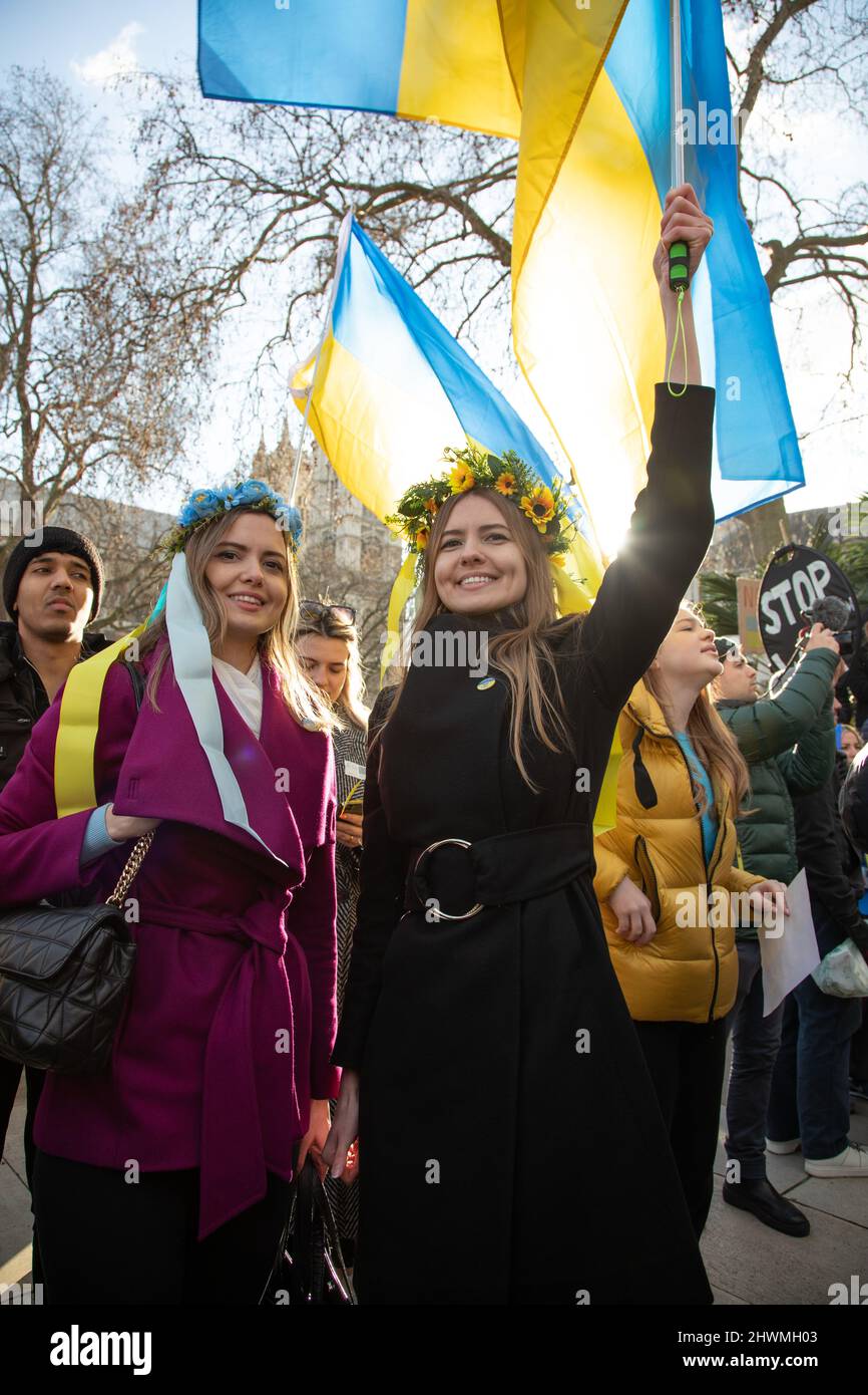 London, Großbritannien. 6.. März 2022. Auf dem Parliament Square haben sich Menschen versammelt, um gegen die russische Invasion in der Ukraine zu protestieren und ein Ende des Krieges zu fordern. Quelle: Kiki Streitberger/Alamy Live News Stockfoto