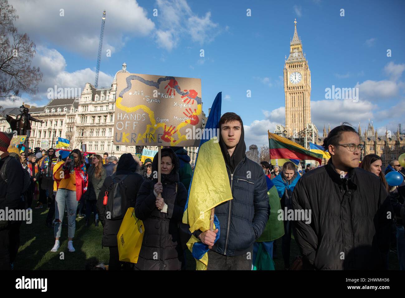 London, Großbritannien. 6.. März 2022. Auf dem Parliament Square haben sich Menschen versammelt, um gegen die russische Invasion in der Ukraine zu protestieren und ein Ende des Krieges zu fordern. Quelle: Kiki Streitberger/Alamy Live News Stockfoto