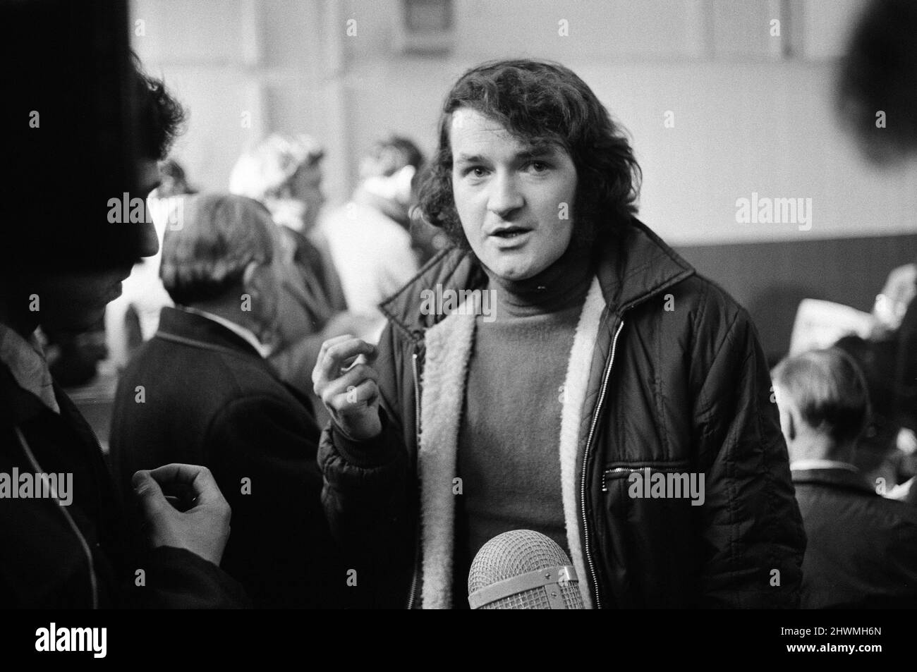 Walisische Nationalisten setzen Demonstration in der Bohrhalle der Territorialen Armee in Caernarfon, Gwynedd, Wales, Freitag, 7.. Juli 1972. Die Demonstranten protestierten gegen die Versteigerung von Landhäusern. Stockfoto