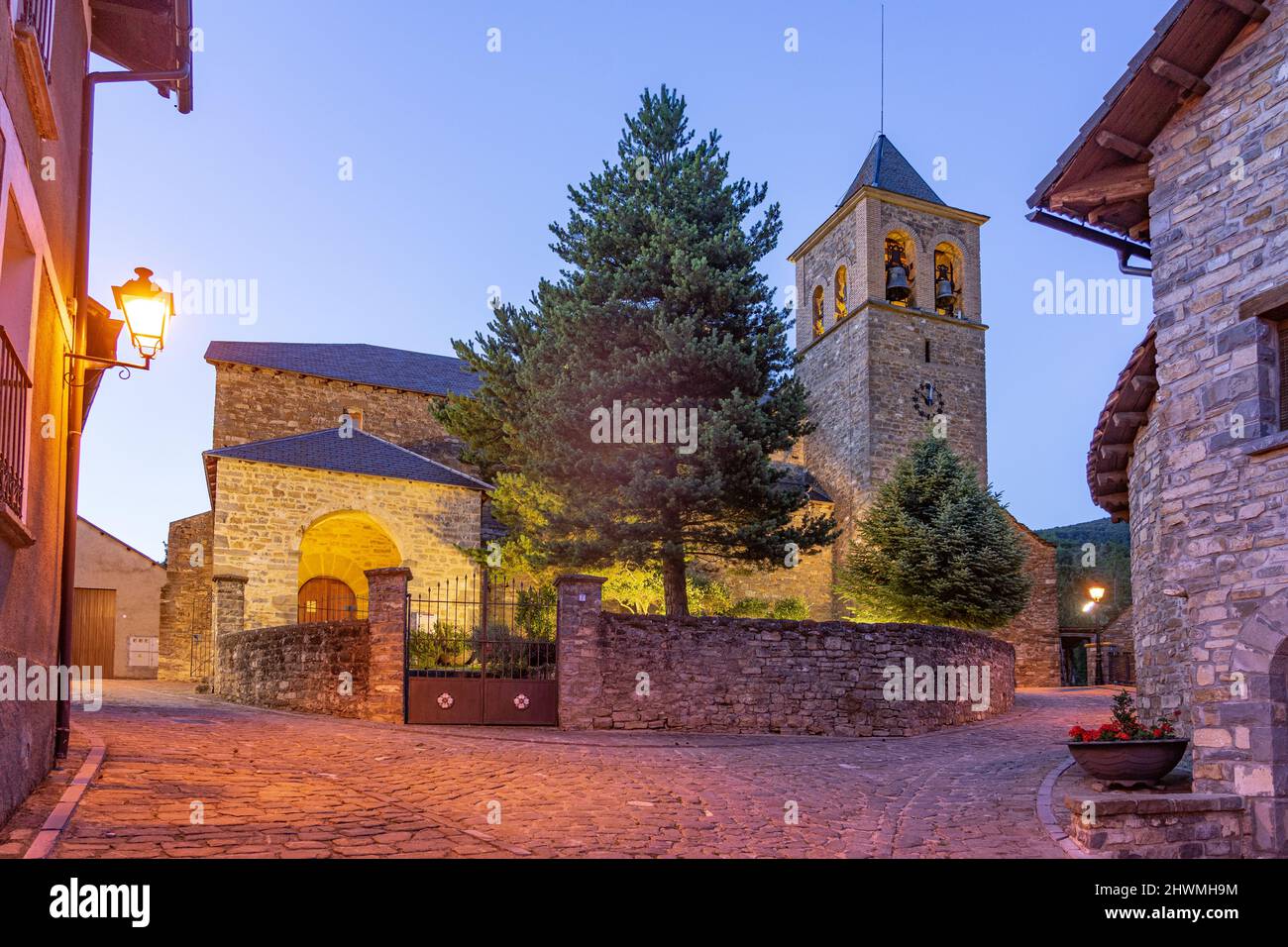Kirche des mittelalterlichen Dorfes Aisa in der Nacht in Aragon pyrenäen, Huesca, Spanien Stockfoto