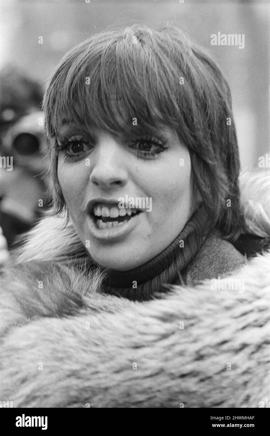 Liza Minnelli , Schauspielerin und Sängerin, abgebildet im Dorchester Hotel in London. Liza spielte gestern Abend eine Show im Rainbow Theatre im Finsbury Park, North London. Sonntag, 13.. Mai 1973. Erst im letzten Jahr, 1972, spielte Liza im Filmkaberett. Liza ist von Fotografen umgeben, die lächeln und ihre Zeit in London kommentieren. Bild aufgenommen am Montag, 14.. Mai 1973 Stockfoto