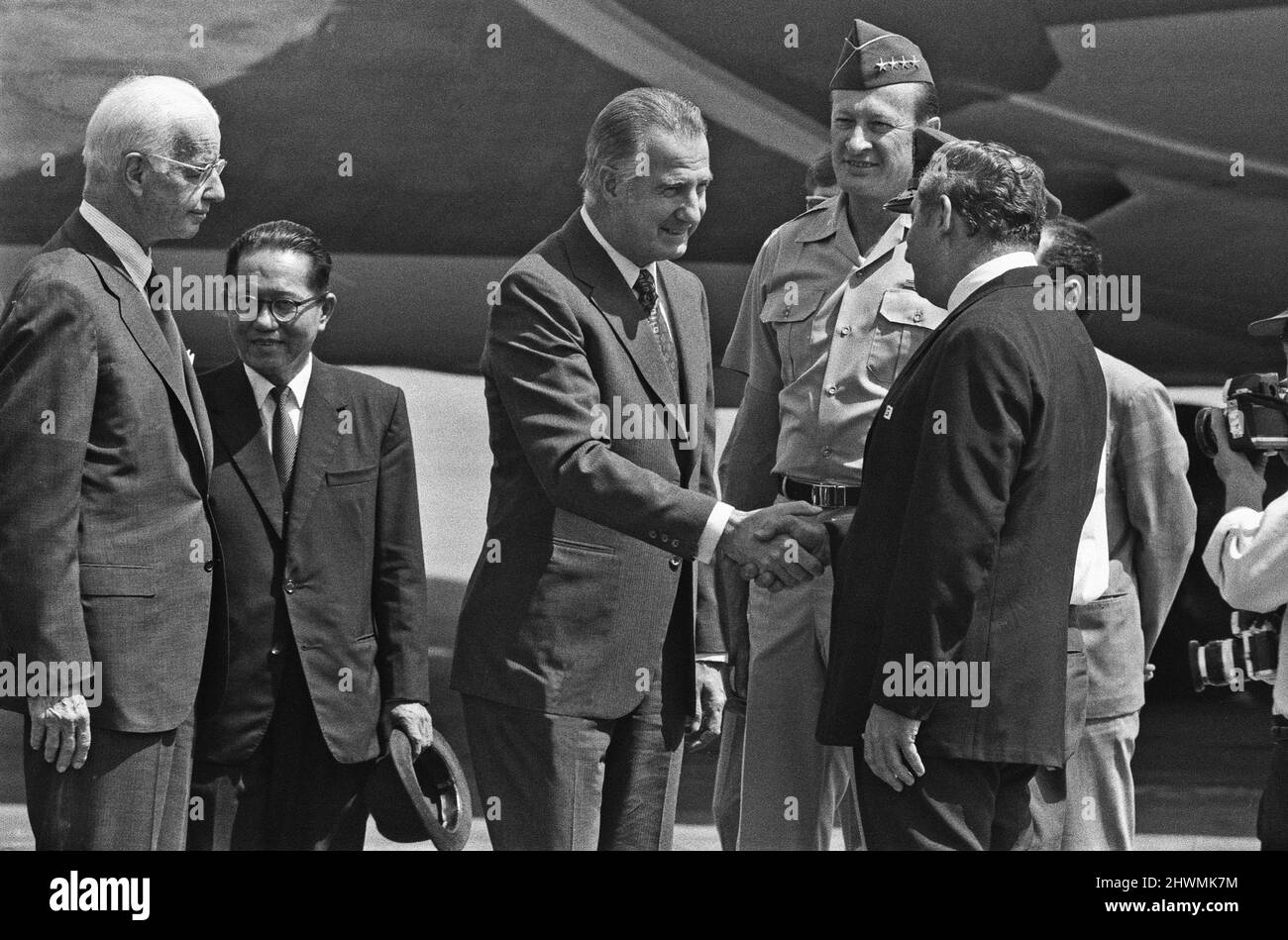DER US-Vizepräsident Spiro Agnew wurde hier auf dem Luftwaffenstützpunkt Tan Son Nhut, Saigon, zu Beginn seines Besuchs in Südvietnam kurz nach der Unterzeichnung des Pariser Friedensabkommens am 2.. Februar 1973 gesehen Stockfoto