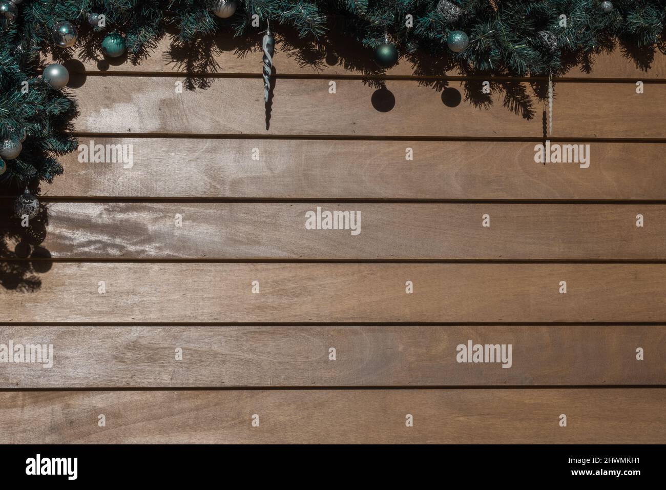 Weihnachten immergrüne Zweige silberne Ornamente über alten Holzhintergrund Stockfoto