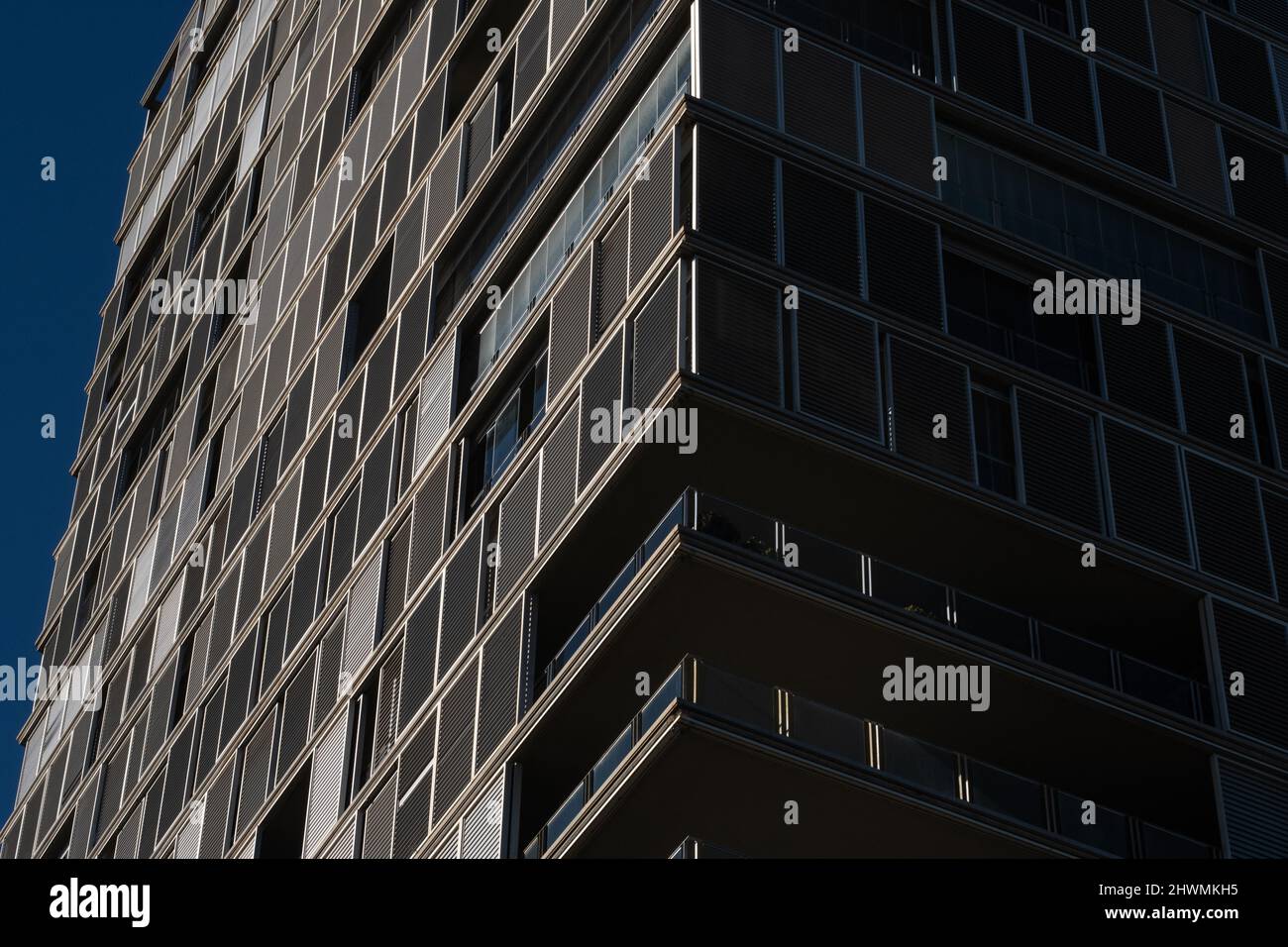 Fassaden eines modernen Gebäudes in Barcelona, Spanien. Eckansicht. Stockfoto