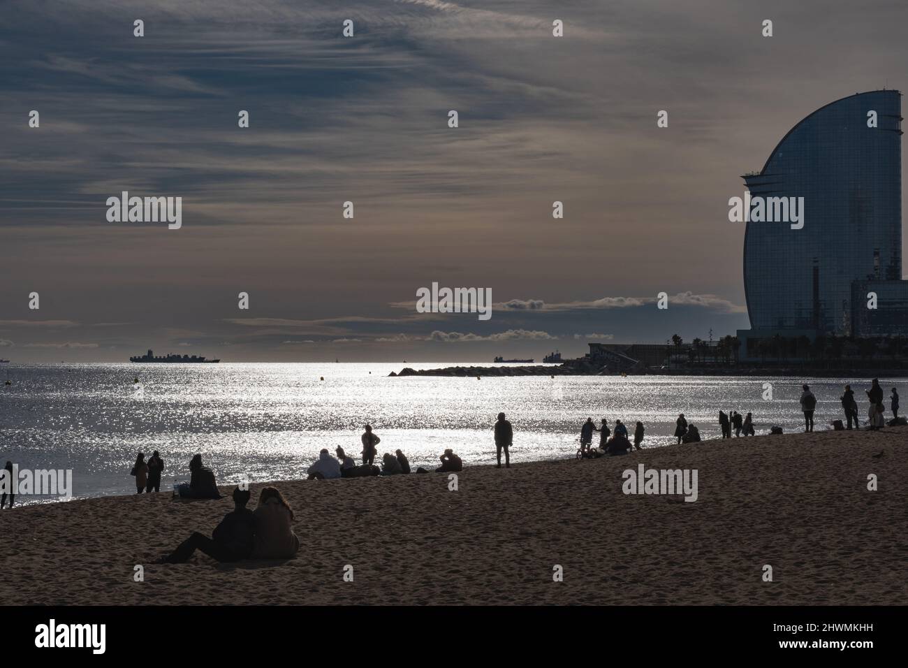 Menschen entspannen und baden am Strand Barceloneta in Barcelona, Spanien. Panoramablick. Stockfoto