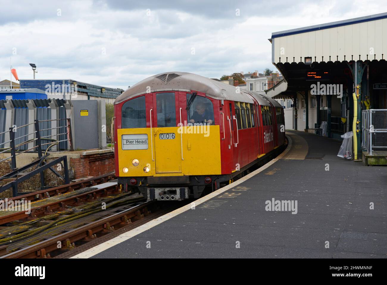 Ein Zug wartet am Ryde Bahnhof auf der Isle of Wight Bahnlinie, Großbritannien. Diese 1930s Einheiten wurden jetzt durch neue ersetzt. Stockfoto