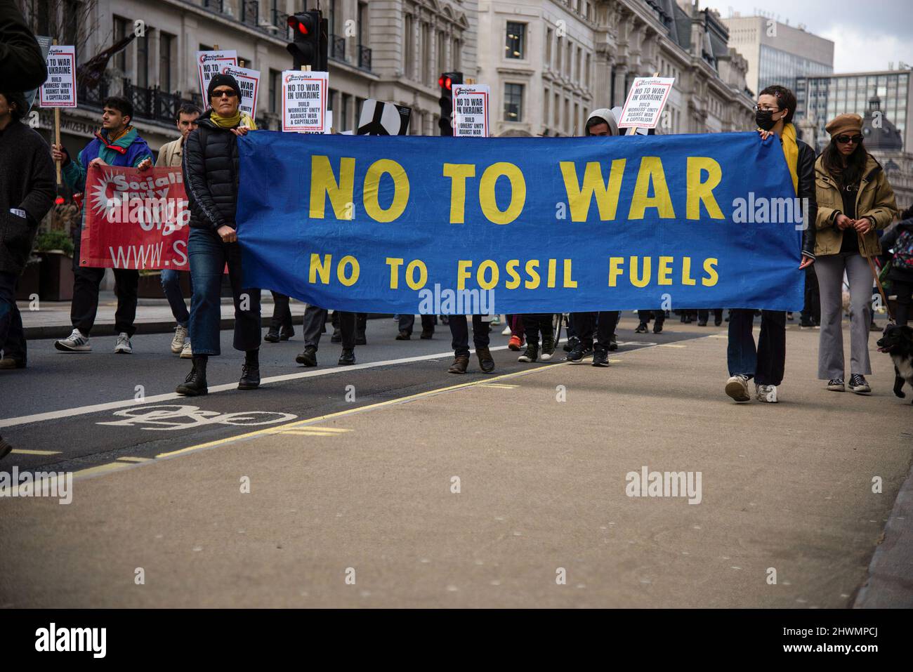 London, Großbritannien. 01. Januar 2014. Aktivisten halten Plakate und ein großes Banner während eines marsches vom BBC Broadcasting House zum Trafalgar Square, um gegen russische Angriffe auf die Ukraine in London zu protestieren. Kredit: SOPA Images Limited/Alamy Live Nachrichten Stockfoto