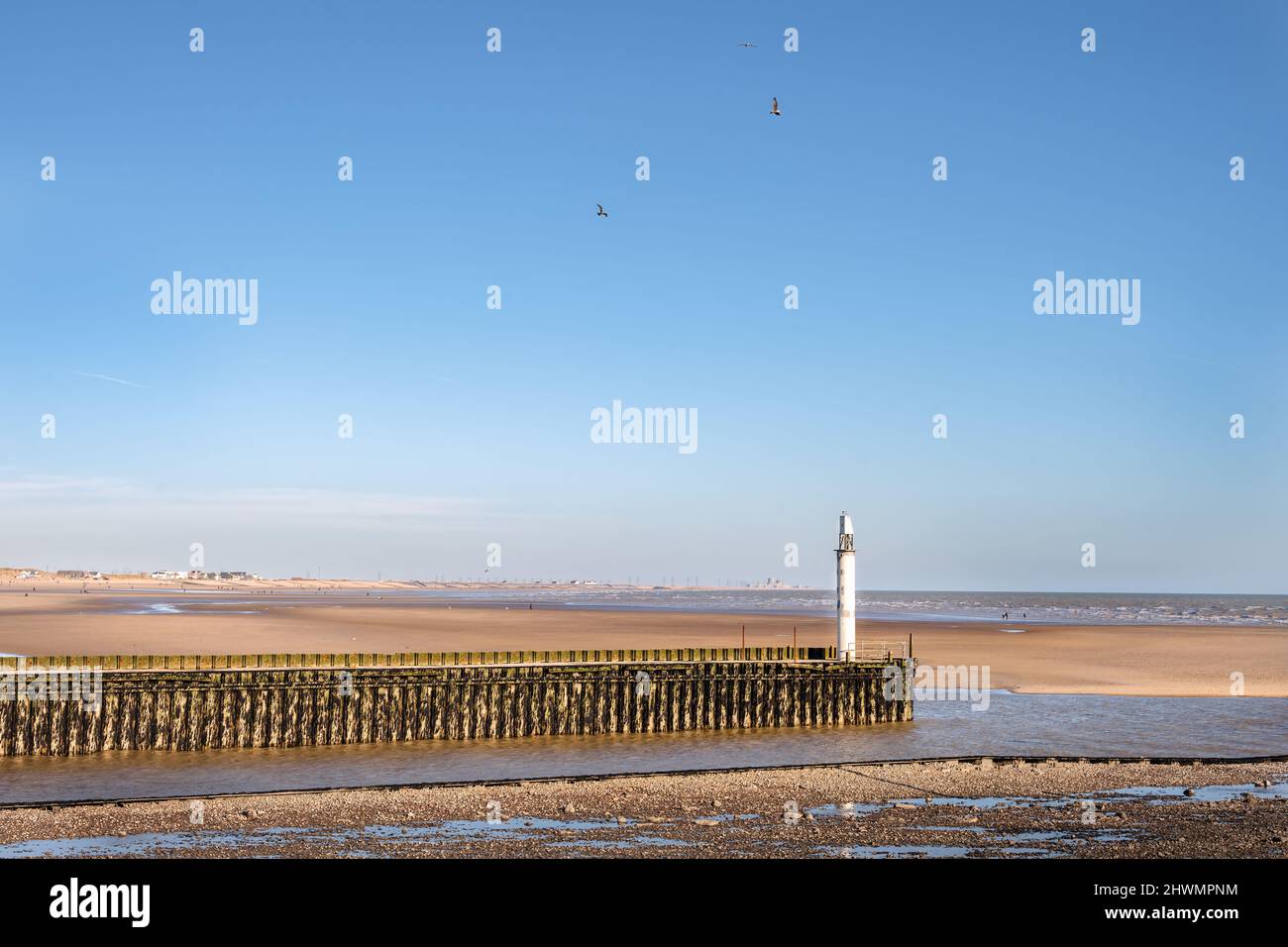 Eingang des Rye Harbour, Leuchtfeuer an der Mündung des Flusses Rother, der in Richtung Cumber Sands blickt Stockfoto