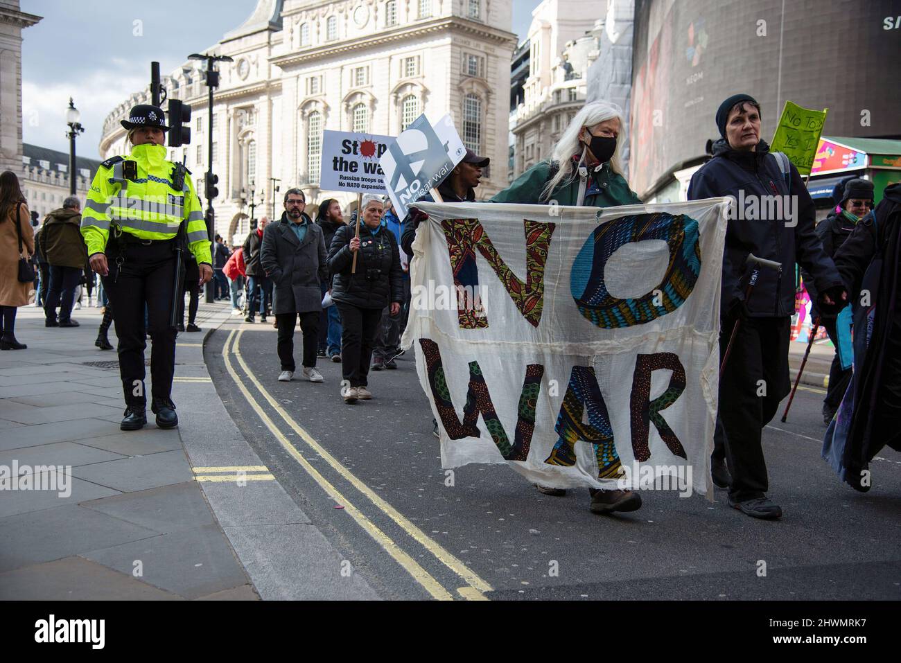 London, England, Großbritannien. 1. Januar 2014. Aktivisten mit Plakaten marschieren vom BBC Broadcasting House zum Trafalgar Square, um gegen russische Angriffe auf die Ukraine in London zu protestieren. (Bild: © Loredana Sangiuliano/SOPA Images via ZUMA Press Wire) Stockfoto