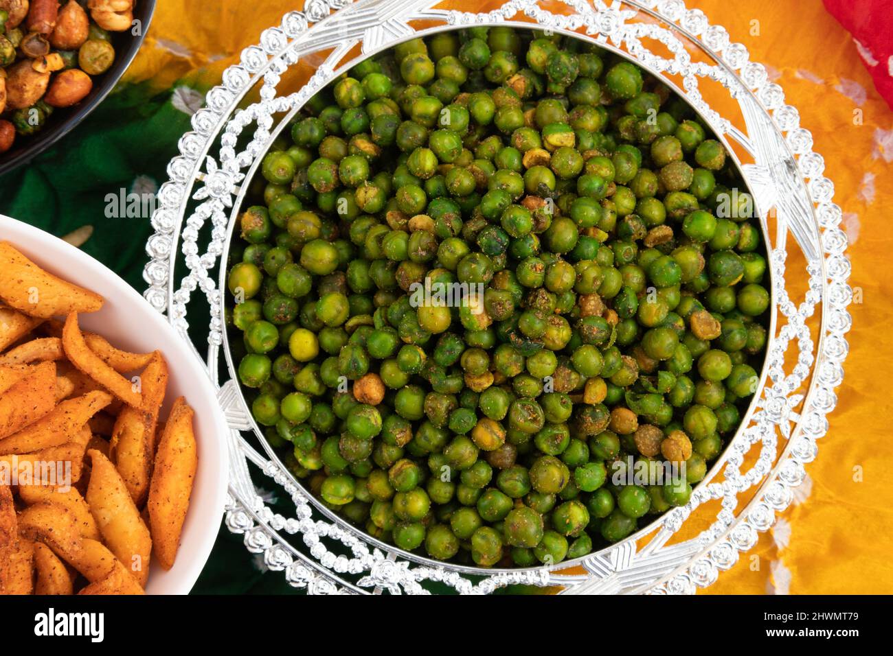 Gesalzene Namkeen Crunchy geröstete Namkin Grüne Erbsen Chakhna Chatpata Masala Hara Matar Bhuna, Bhunja oder Bhoonja wird aus grünen Erbsen mit H gebraten Stockfoto