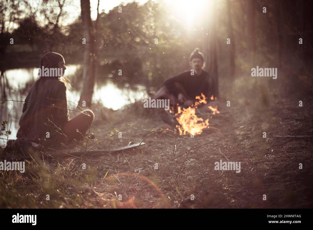 Feuer am Wasser mit Freunden am Frühlingsnachmittag Stockfoto