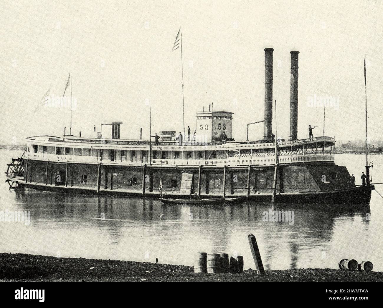 Die Bildunterschrift von 1912 lautet: 'Gunboat Number 53 - ein Offizier, der das Ufer gegenüber Baton Rouge ausspioniert.' Die Pook Turtles, oder City-Klasse-Kanonenboote, um ihren halboffiziellen Namen zu verwenden, waren Kriegsschiffe, die während des amerikanischen Bürgerkrieges für den Einsatz auf dem Mississippi River bestimmt waren. Stockfoto