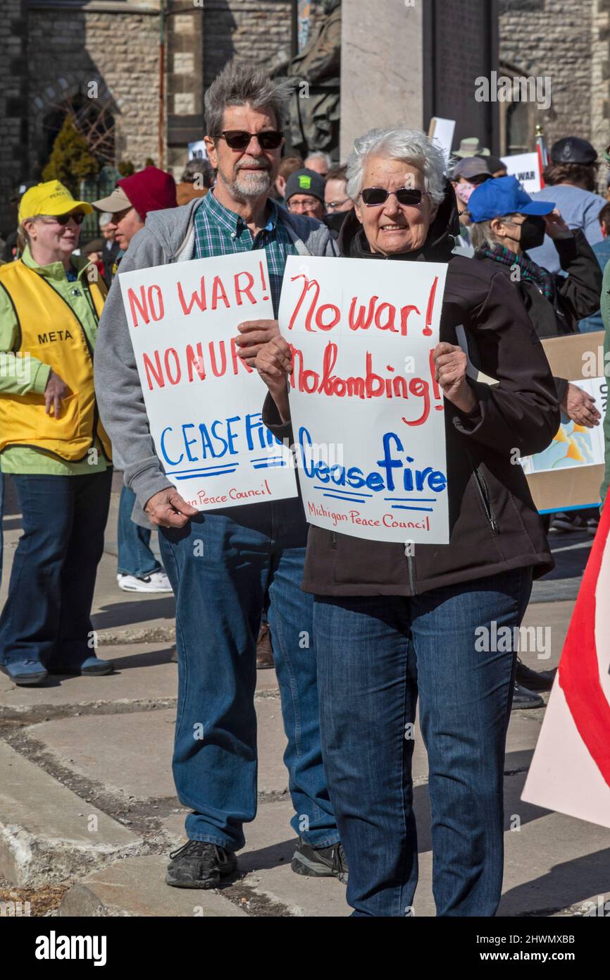 Detroit, Michigan, USA. 6. März 2022. Die Bewohner von Detroit mobilisieren sich für den Frieden in der Ukraine. Kredit: Jim West/Alamy Live Nachrichten Stockfoto