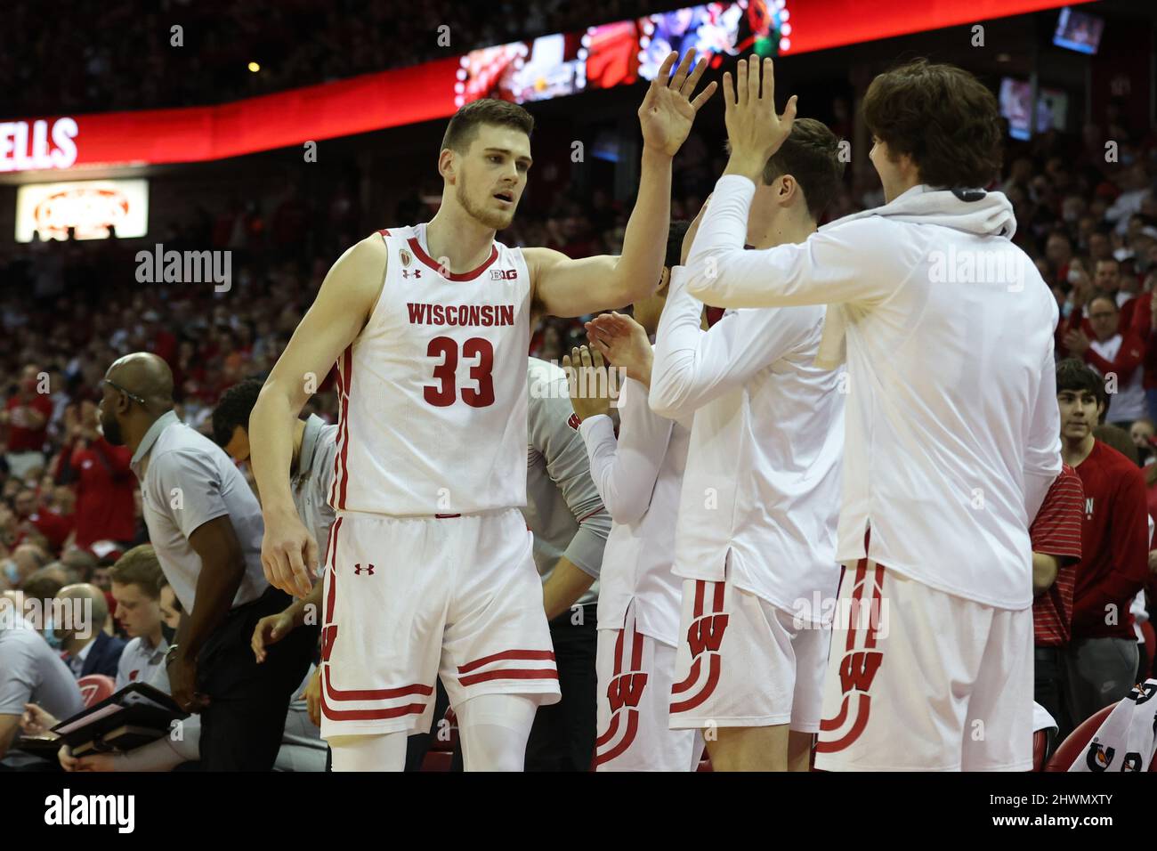 6. März 20, 2022: Wisconsin Dachszentrum Chris Vogt (33) hochverfünffende Teamkollegen, als er während des NCAA Basketballspiels zwischen den Nebraska Cornhuskers und den Wisconsin Dachsen im Kohl Center in Madison, WI, vom Boden kommt. Darren Lee/CSM Stockfoto