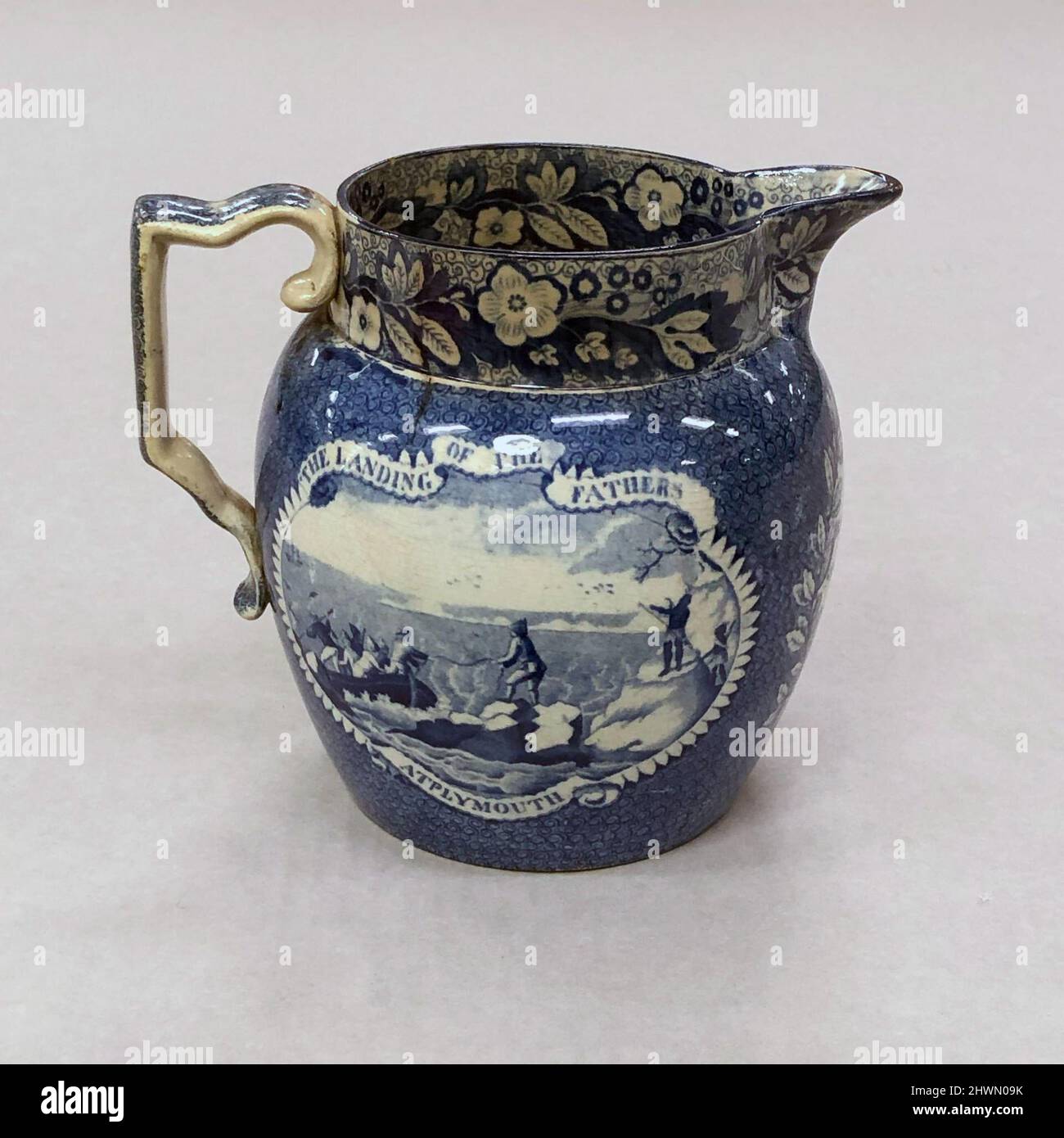 Pitcher mit Blick auf die Landung der Väter in Plymouth. Hersteller: Enoch Wood and Sons, britisch, 1820–1846Engraver: Samuel Hill, amerikanisch, aktiv 1789–1803After Gemälde von: Michele Felice Cornè, amerikanisch, Geboren Italien, 1752–1845 Stockfoto