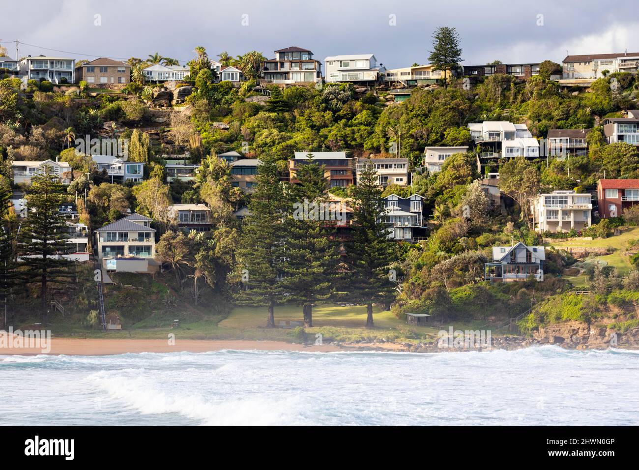 Häuser am Wasser am Whale Beach in Sydney, einem Vorort in der nördlichen Strandregion von Sydney, NSW, Australien Stockfoto