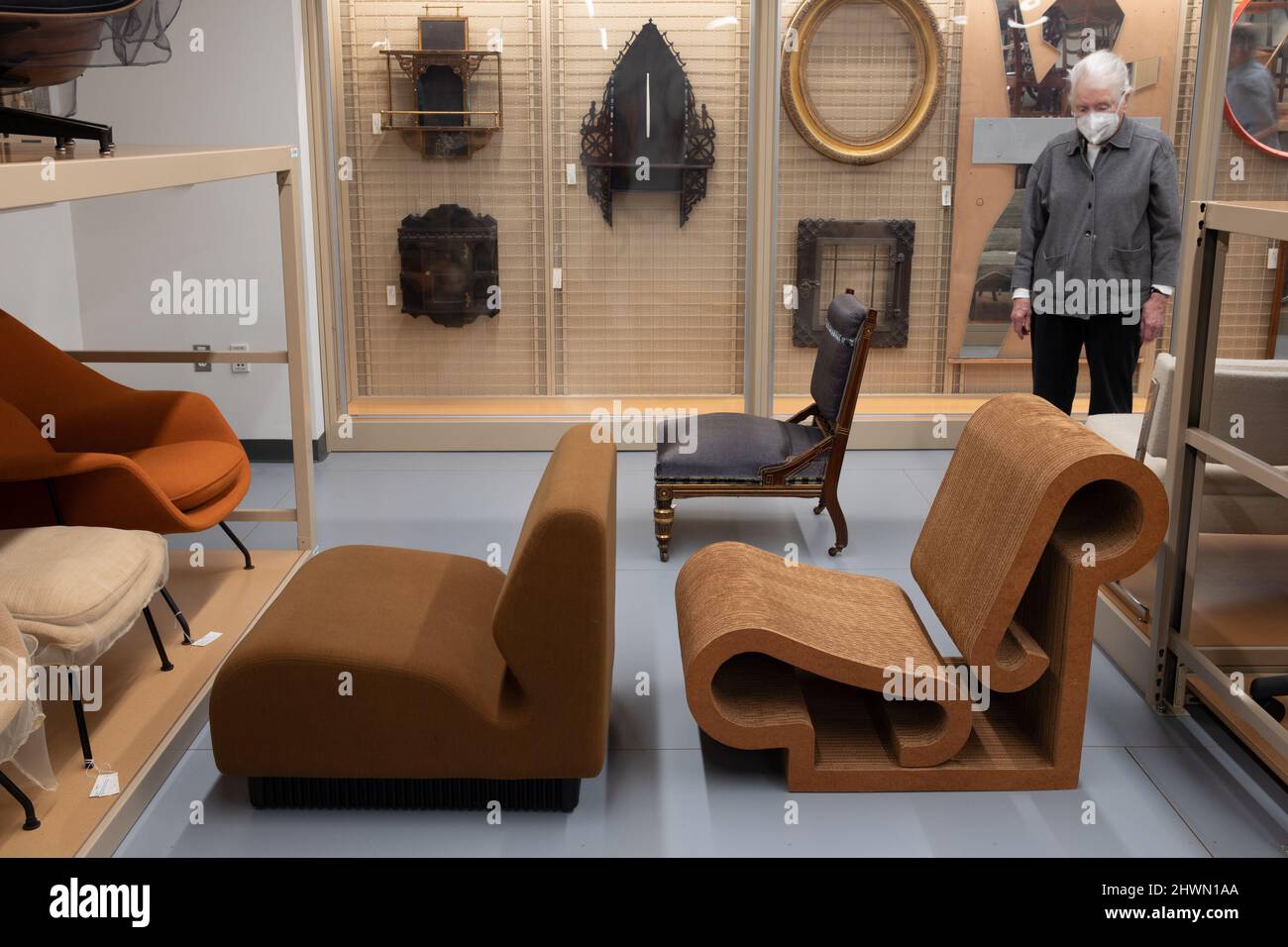 Lounge Chair „Contour“ aus der Linie „Easy Edges“. Designer: Frank Gehry, Amerikaner, geboren Kanada 1929Manufacturer: Chiru Enterprises, Inc., AmerikanischEinzelhändler: Bloomingdale’s, New York City, gegründet 1872 Stockfoto
