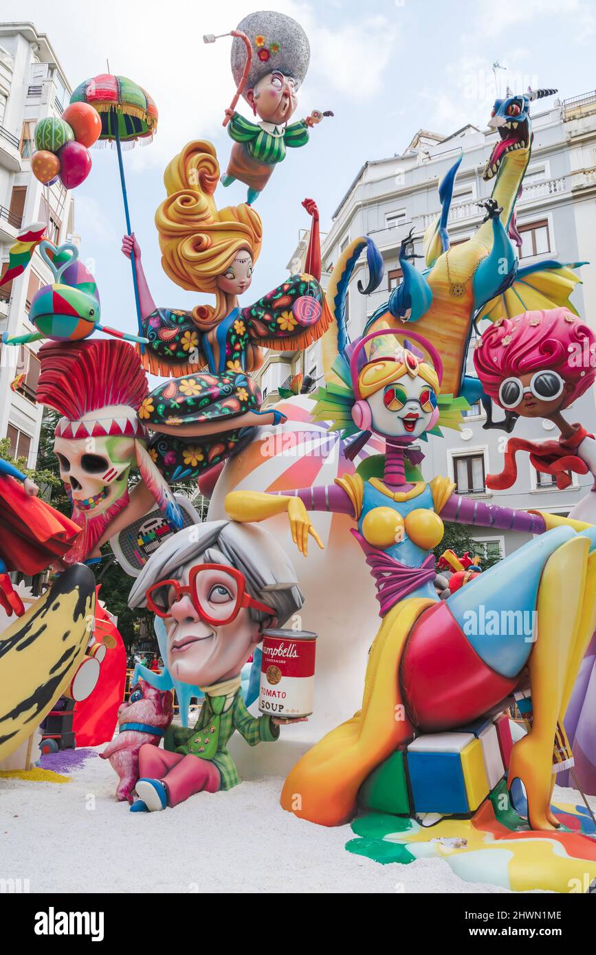 Valencia, Spanien - 4. September 2021: Siebziger-Jahre-Ausstellung mit Papiermaché-Skulpturen für das nationale Festival Fallas Stockfoto