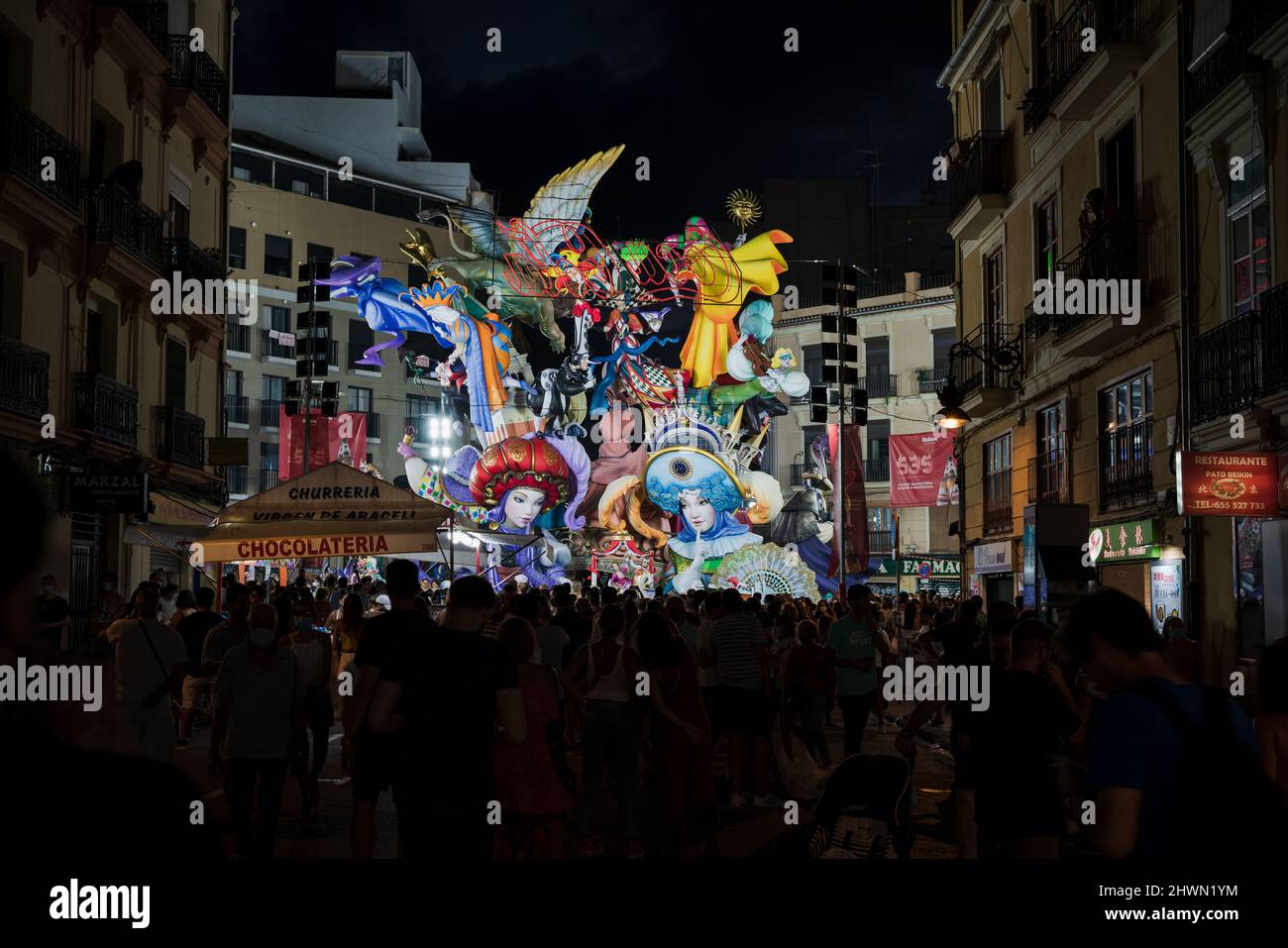Valencia, Spanien - 4. September 2021: Menschenmenge, die Fallas Figuren besucht, jahrelange Siegerarbeit zum Thema 'Venedig-Fantasie' des Künstlers Pere B. Stockfoto